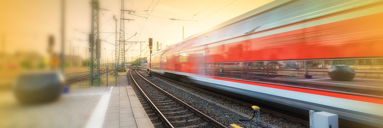 Schnell vorbeifahrender roter Zug, Bewegungsunschärfe