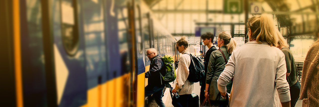 Gruppe Reisender mit Gepäck besteigt hintereinander Zug