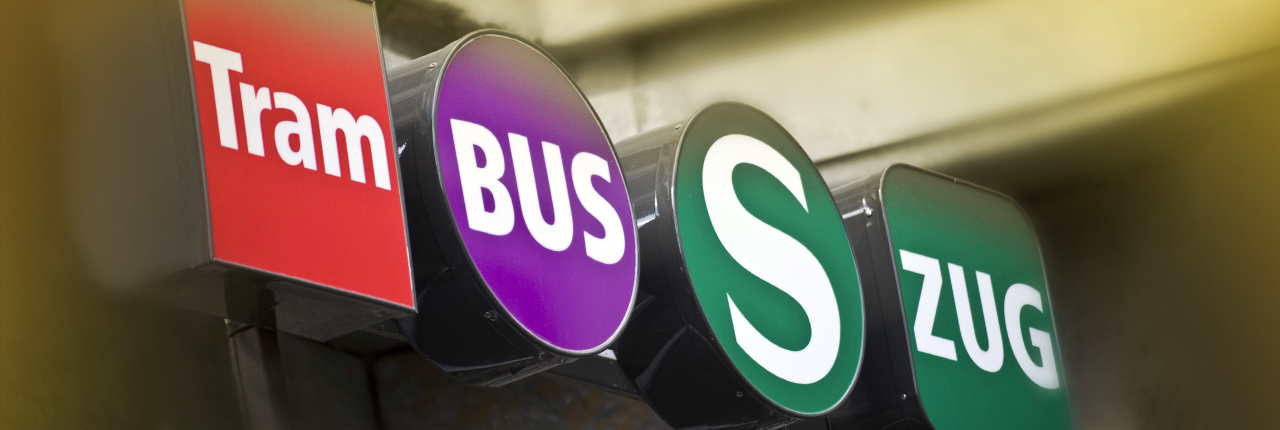 Verschieden farbige Schilder für verschiedene Transportmittel, Tram, Bus, S-Bahn, Zug