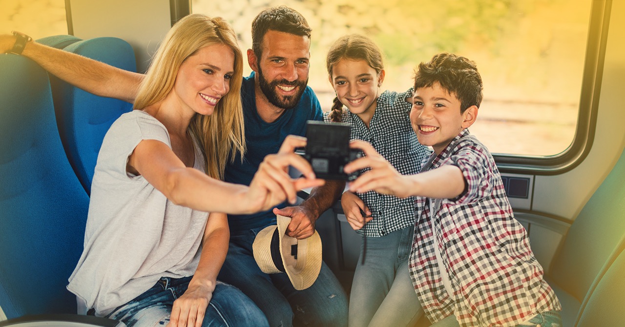 Junge Familie im Zug