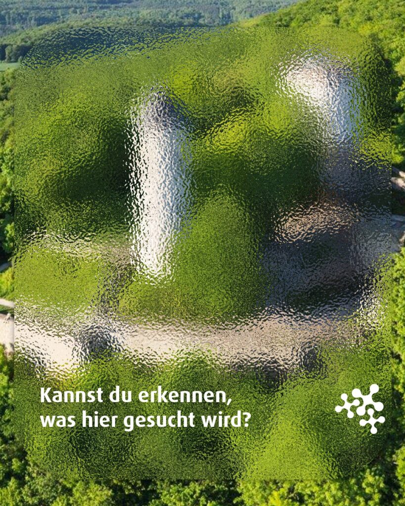 Hinter diesem Glas versteckt sich eine der bekanntesten Höhenburgen Südniedersachsens. 🏰⁠
Weißt du, welche Burg das ist?⁠
⁠
Schreib deine Vermutung in die Kommentare! ✍️⁠
Warst du schon mal da?⁠
⁠
Bild © Michael Mehle, mehle-hundertmark fotografie gbr, CC BY-SA 4.0, via Wikimedia Commons⁠
⁠
#rätsel #niedersachsen #quiztime #NiedersachsenTicket #keepexploring #Geschichte ⁠