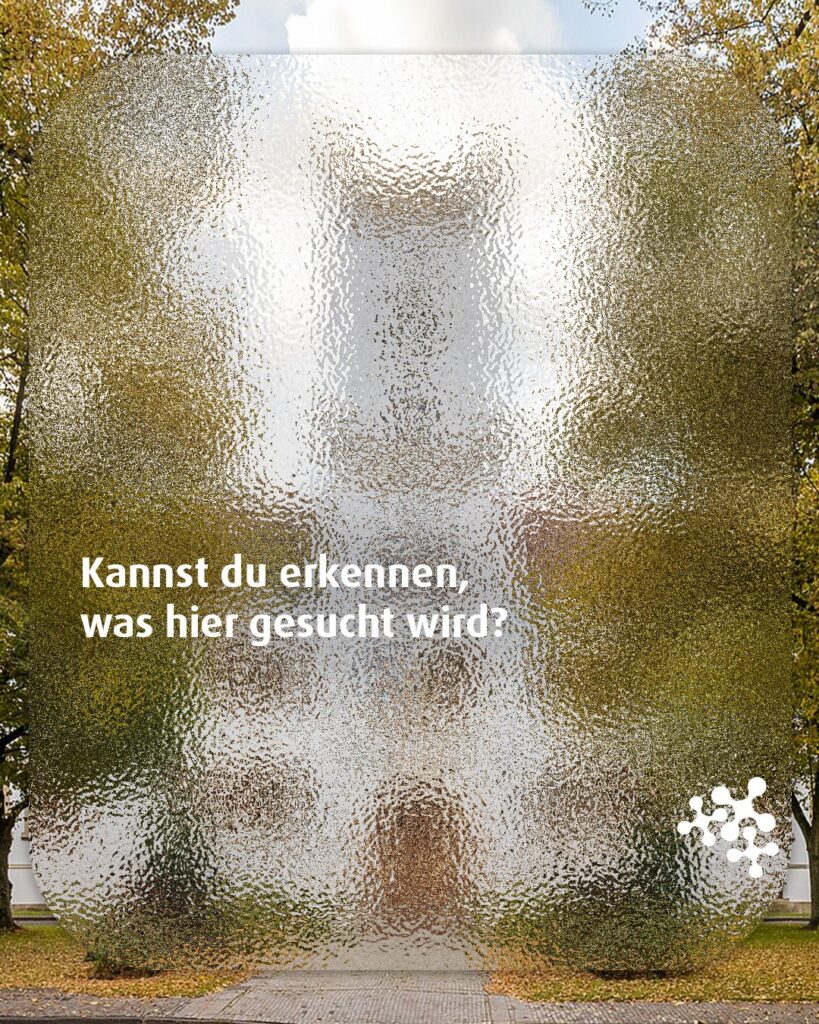 Hinter dieser Glasscheibe verbirgt sich ein spannendes Wahrzeichen aus Niedersachsen. 👀
Weißt du, welches?
Schreib deine Vermutung in die Kommentare! ✍️
Bild © Matthias Süßen, CC BY-SA 4.0, via Wikimedia Commons
#rätsel #niedersachsen #quiztime #NiedersachsenTicket #keepexploring