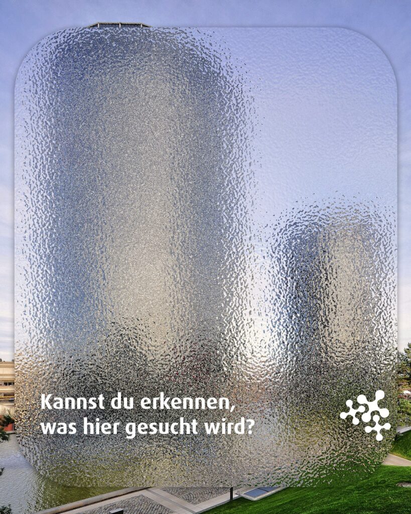 Hinter dieser Glasscheibe versteckt sich eine bekannte Sehenswürdigkeit aus Niedersachsen.⁠
Um diese zu sehen, musst du übrigens nicht mal aus dem Zug aussteigen. 🫢 Hups, das war ja noch ein Tipp!⁠
Na, weißt du schon, worum es sich handelt? ⁠
⁠
Schreib uns deine Idee! ✍️​⁠
⁠
Bild © Ralf Roletschek, CC BY 3.0, via Wikimedia Commons⁠
⁠
#quiztime #NiedersachsenTicket #keepexploring⁠