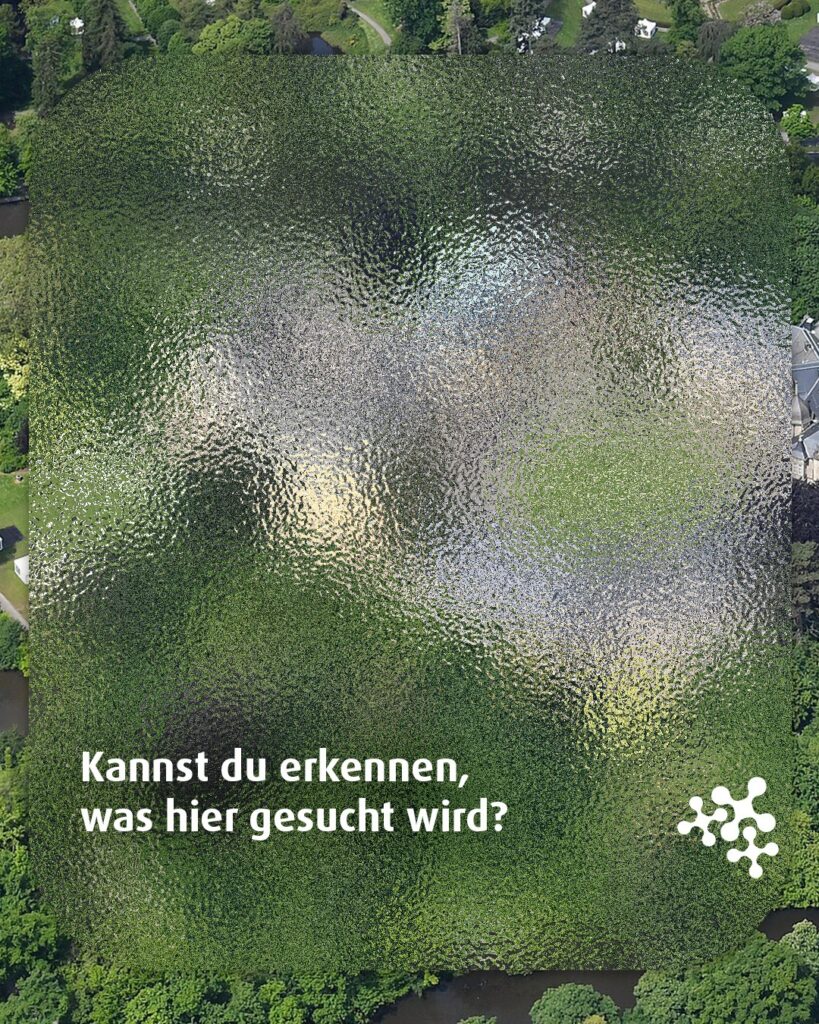 Jetzt wird’s royal. 👑 Kannst du erkennen, welches Anwesen sich hinter dieser Glasscheibe versteckt?  Schreib es uns in die Kommentare! ✍️​⁠
⁠
Bild © Carsten Steger, CC BY-SA 4.0, via Wikimedia Commons