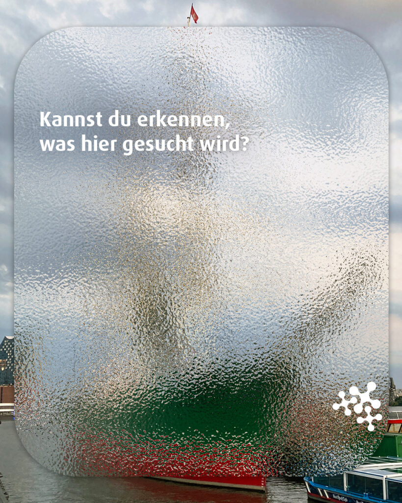 Hier haben wir etwas versteckt, was in Hamburg auf dem Wasser treibt…okay, genug Tipps! Weißt du’s schon? 🤓 Schreibs in die Kommentare! ⁠
⁠
Bild © Pedemann, CC BY-SA 4.0, via Wikimedia Commons