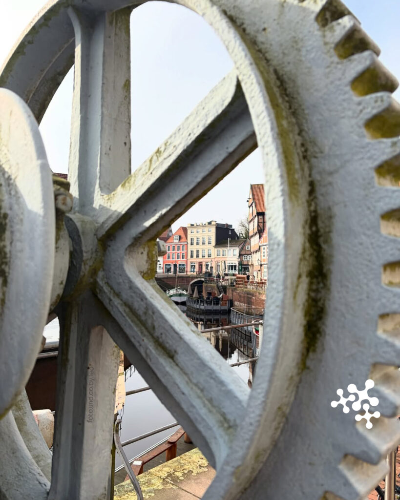 Hier zeigt @foto.und.co.by.leo Stade mal aus einer ganz anderen Perspektive. ⚙️🫣 Bekommst du jetzt auch Lust auf einen Hafenspaziergang? ☀️