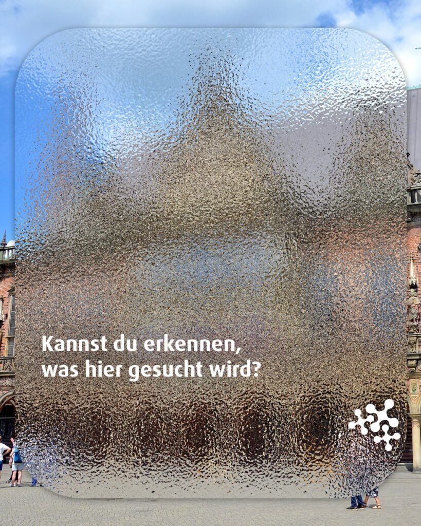 Etwas schwierig – aber machbar! Welches Gebäude verbirgt sich hinter dieser Glasscheibe? 🤔
Hast du eine Idee?
Bild © Olga Ernst (Diskussion), CC BY-SA 4.0, via Wikimedia Commons