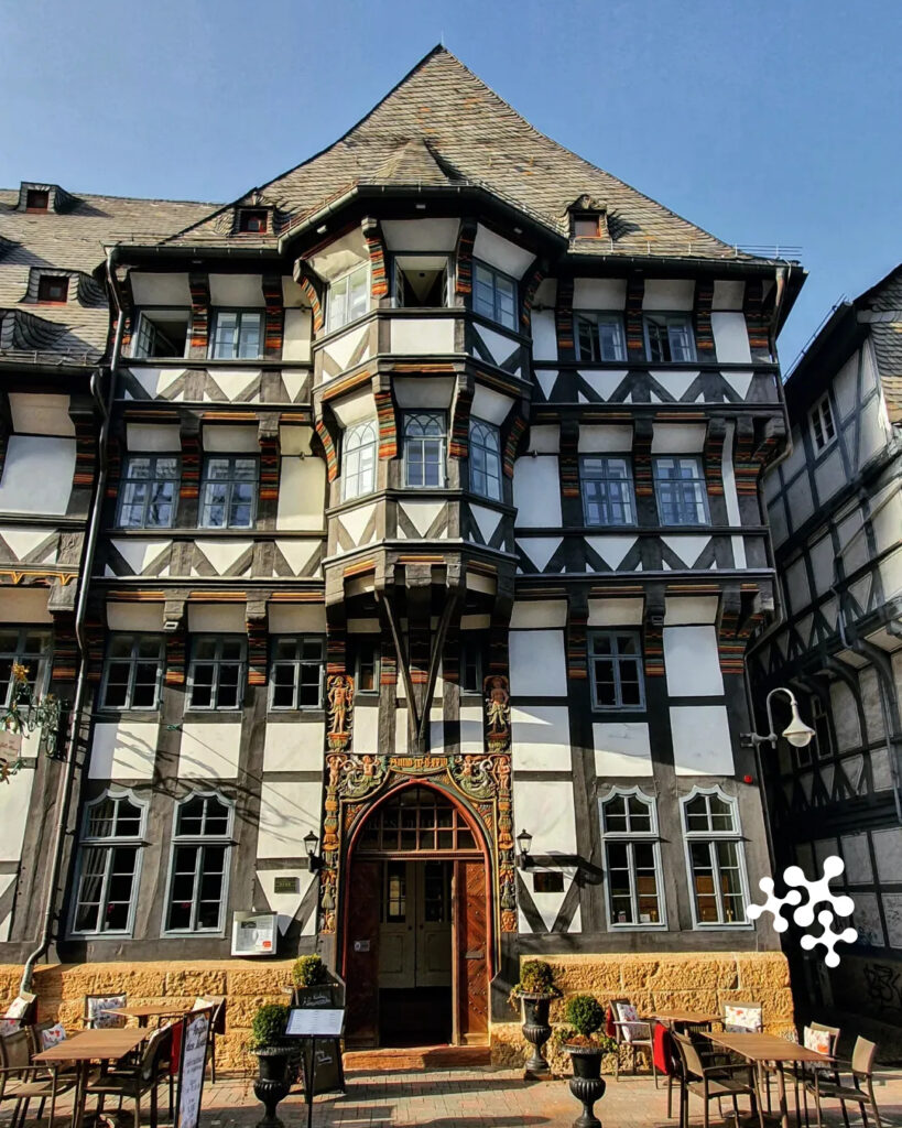 Hier hat @zauberhafte.orte ein traumhaftes Fachwerkhaus in Goslar in Szene gesetzt. 😍 ⁠
⁠
Gibt es was Schöneres, als an so einem herrlichen Tag durch diese historische Altstadt zu schlendern?