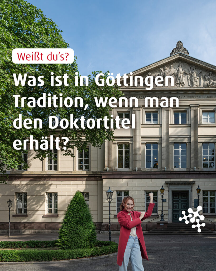 Gilt übrigens für alle, die erfolgreich ihre Promotion abgeschlossen und verteidigt haben! ⚧️​ 🎓​⁠
Und, Tipp: ein Sträußchen Blumen ist meist auch dabei. 💐​⁠
⁠
Weißt du’s? Dann schreib deine Antwort in die Kommentare. 👇​⁠
⁠
Bild © A.Savin, FAL, via Wikimedia Commons