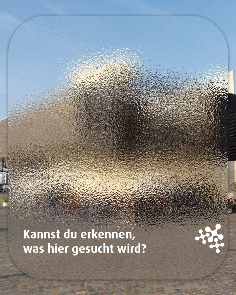 Wenn einer eine Reise tut … ​ g a n z  w e i t  weg. 🚢 Und das eher nicht freiwillig. 🫢​⁠
⁠
Nun müsstest du aber längst drauf kommen, stimmt’s?⁠
⁠
Wer kennt noch eine Person, die von dort abgereist ist? ✍️​⁠
⁠
Bild © User:PhilippN, CC BY-SA 3.0, via Wikimedia Commons