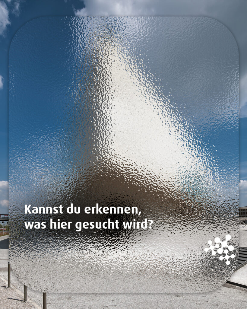 Wer hier reingeht, vergisst ganz schnell Alter und Würde und bekommt Spaß an Experimenten und neuen Erkenntnissen. 🧪🤓 Weißt du, um welches besondere Gebäude es sich hier handelt?
Schreib es uns in die Kommentare! ✍️
Bild © Richard Bartz, CC BY-SA 3.0, via Wikimedia Commons