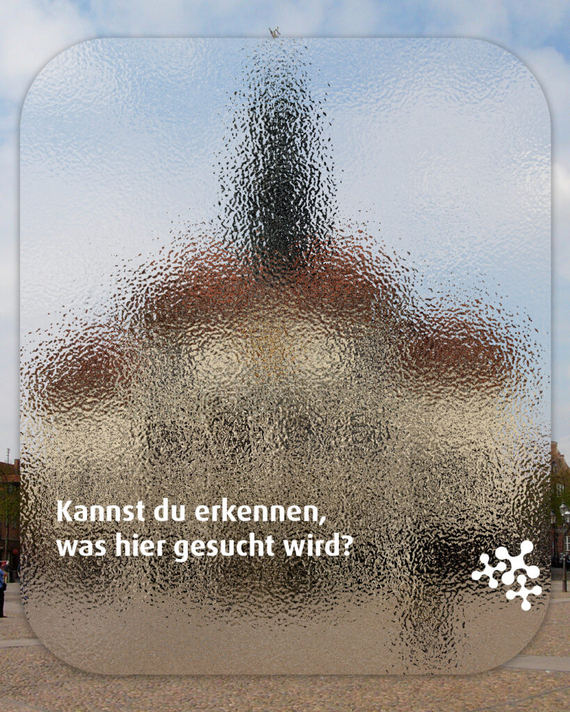 Ein imposantes Bauwerk am Marktplatz, dessen Geschichte angeblich mit einer Jägerin zusammenhängt… Kommst du drauf, wo wir hier unterwegs sind? 🧐
Bild © Nikater, Public domain, via Wikimedia Commons