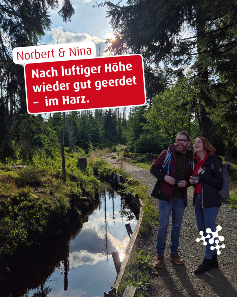 Erst Adrenalin pur, dann ausgedehnte Natur – Nina und Norbert stellen sich ihren Ängsten. ⛰️ 🌳
Als Erstes geht es für die beiden einmal in luftige Höhen an der Megazipline – für Norbert eine grandiose Überwindung! 😵💫 😅 Nachdem der Adrenalinkick bewältigt ist, bringen die Schritte auf dem Bohlenweg durchs Torfhausmoor wieder die nötige Erdung (ganz so viel hätte Nina nicht gebraucht, aber das war der Deal).
Und weil so viel Bewegung und frische Luft bekanntlich hungrig machen, klingt ihr Ausflug bei leckeren Gerichten im Kartoffelhaus perfekt aus. 🥔
Welche Station im Harz darf bei deinem perfekten Tagesausflug auf keinen Fall fehlen?
Bild 1: © Laura Wolf @urlaubimoberharz & @activestoretorfhaus
Bild 2: © Von Alice Wiegand - Eigenes Werk, CC BY-SA 4.0, via Wikipedia Commons
